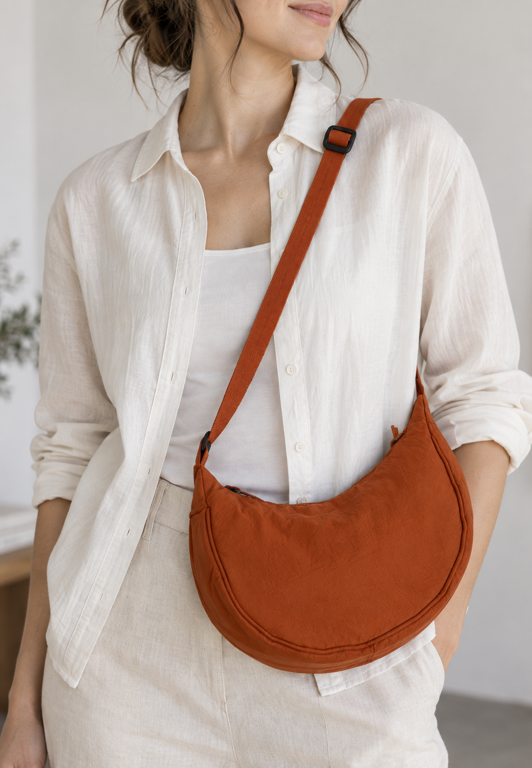 Veelzijdige nylon schoudertas met verstelbare band, ideaal als compacte crossbody tas voor vrouwen.