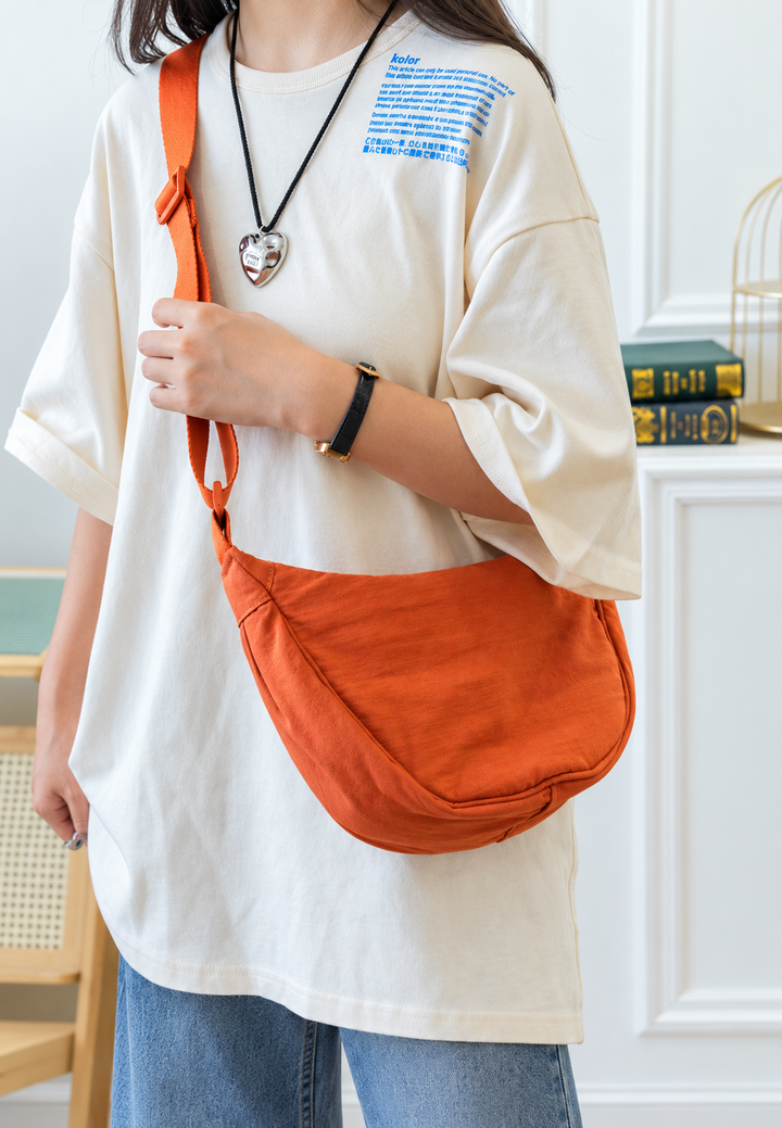 Modieuze nylon halve maan crossbody tas voor dames, met verstelbare riem voor optimaal comfort.