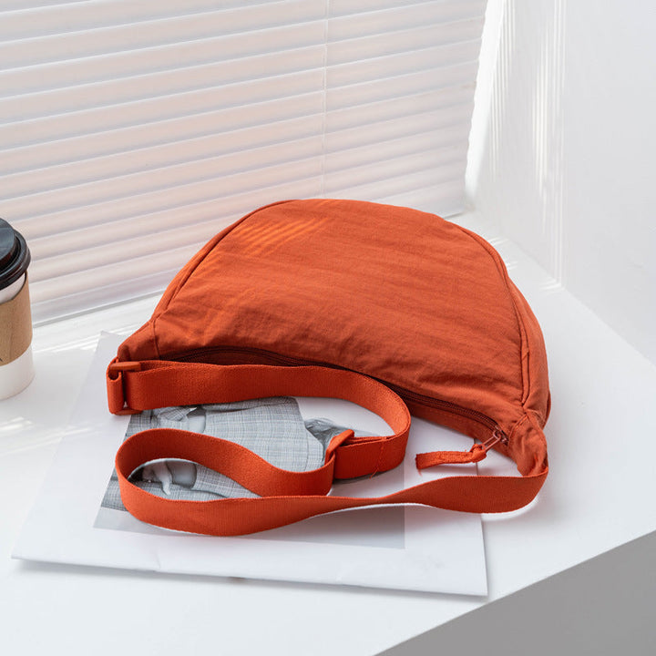 Stijlvolle dames halve maan tas, gemaakt van duurzaam nylon, ideaal als schoudertas of crossbody.