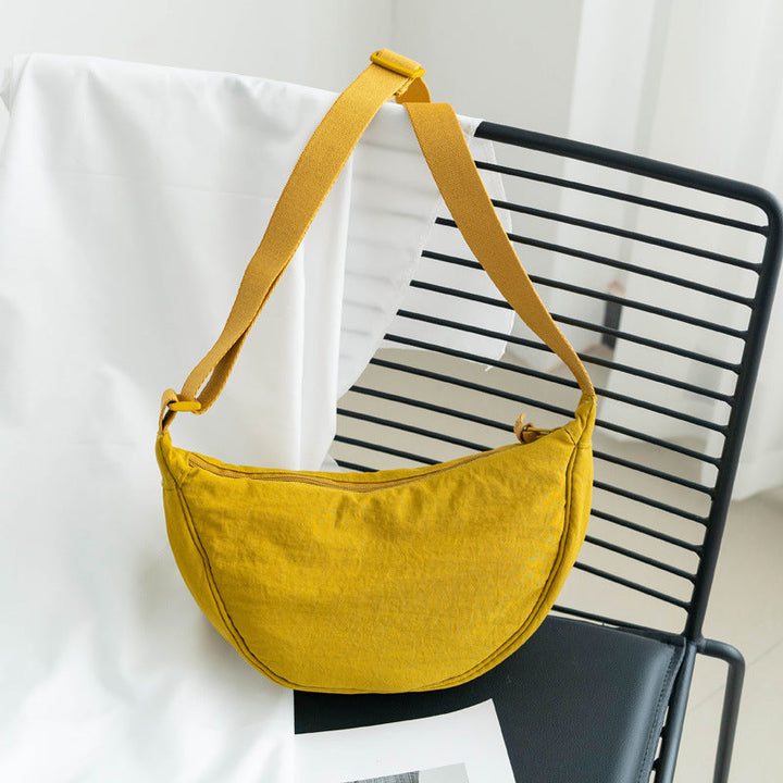 Trendy dames halve maan tas van nylon, te dragen als schoudertas of crossbody, zeer praktisch.