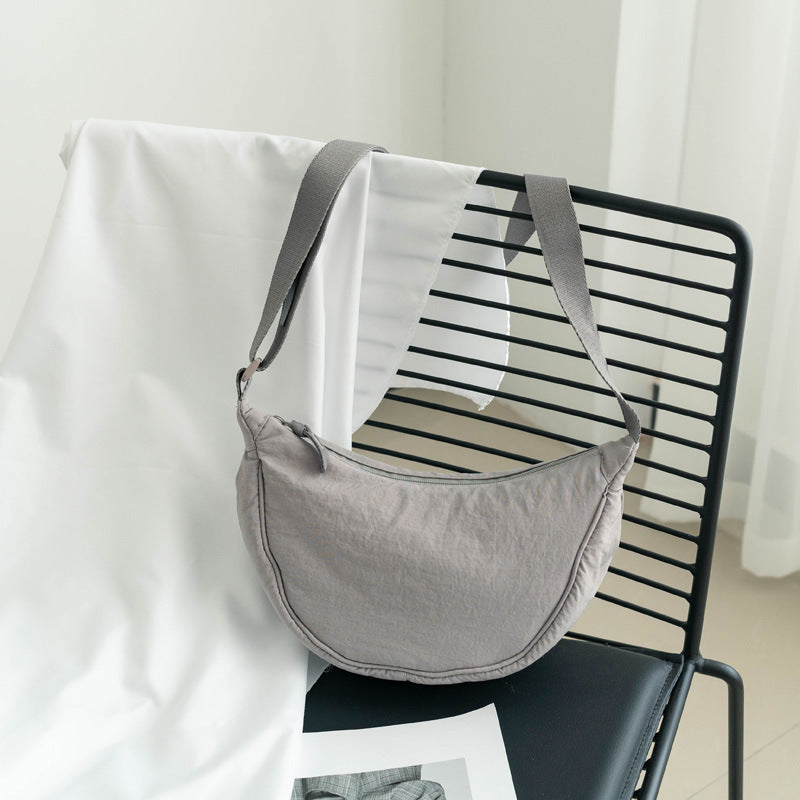 Zwarte nylon halve maan schoudertas voor dames, met verstelbare riem voor elke outfit.