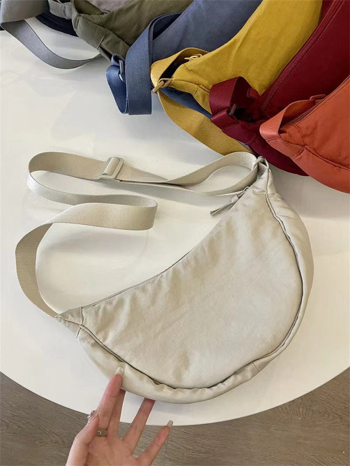Veelzijdige dames schoudertas met gebogen lijnen en verstelbare riem. Perfect voor elke gelegenheid.