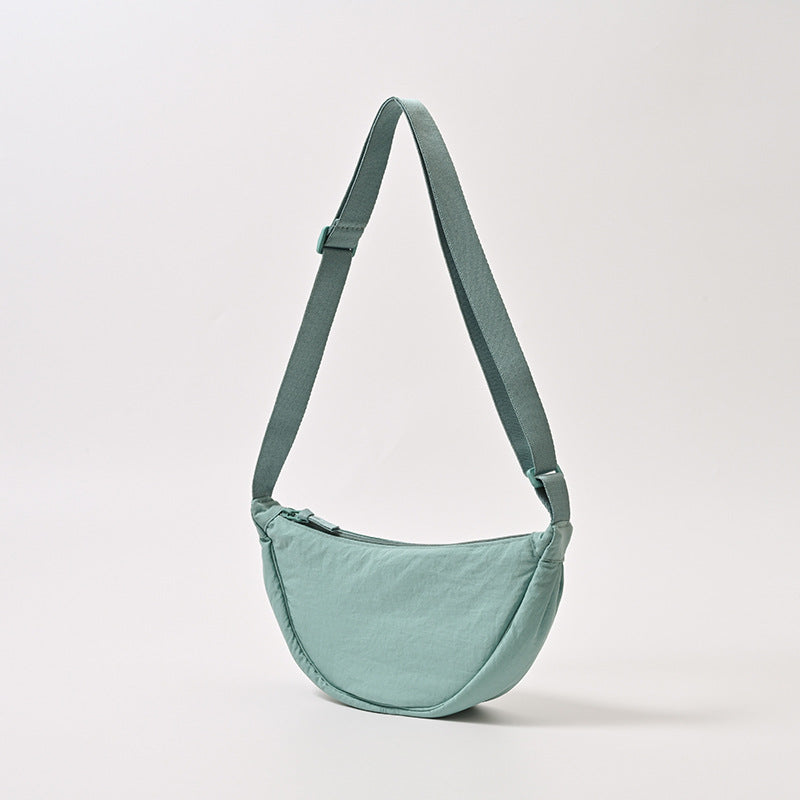 Stijlvolle gebogen schoudertas voor dames, met verstelbare riem. Perfect voor casual en elegante outfits.