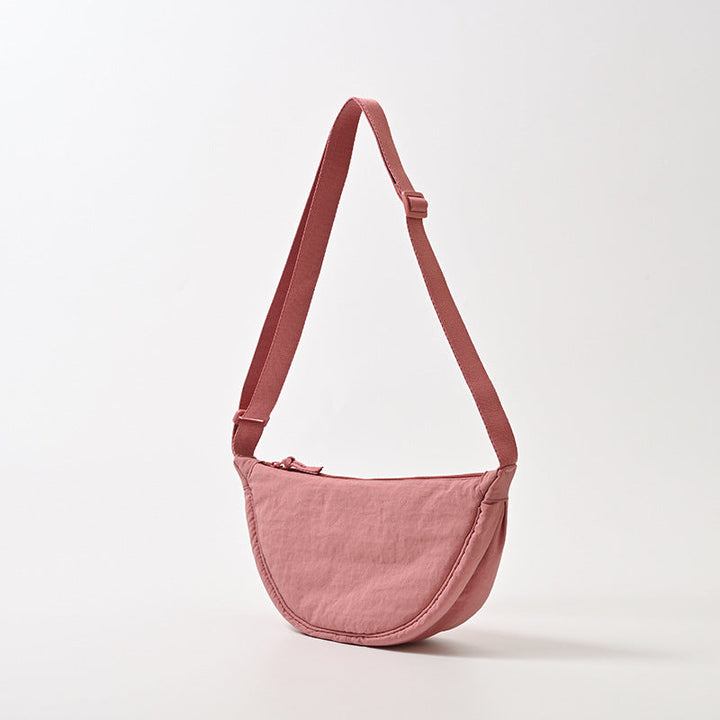 Modieuze dames schoudertas met gebogen flap en verstelbare schouderband. Een veelzijdig accessoire.