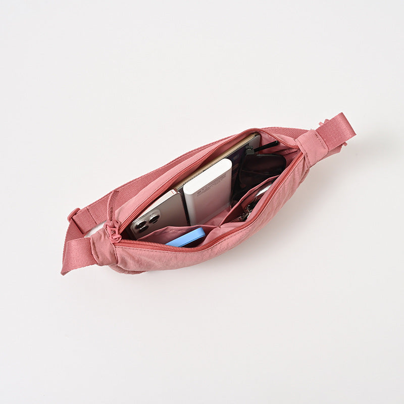 Elegante gebogen dames tas met verstelbare riem. Comfortabel en praktisch voor elke dag en reis.