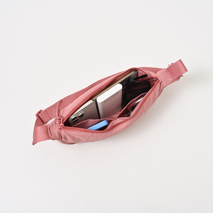 Elegante gebogen dames tas met verstelbare riem. Comfortabel en praktisch voor elke dag en reis.