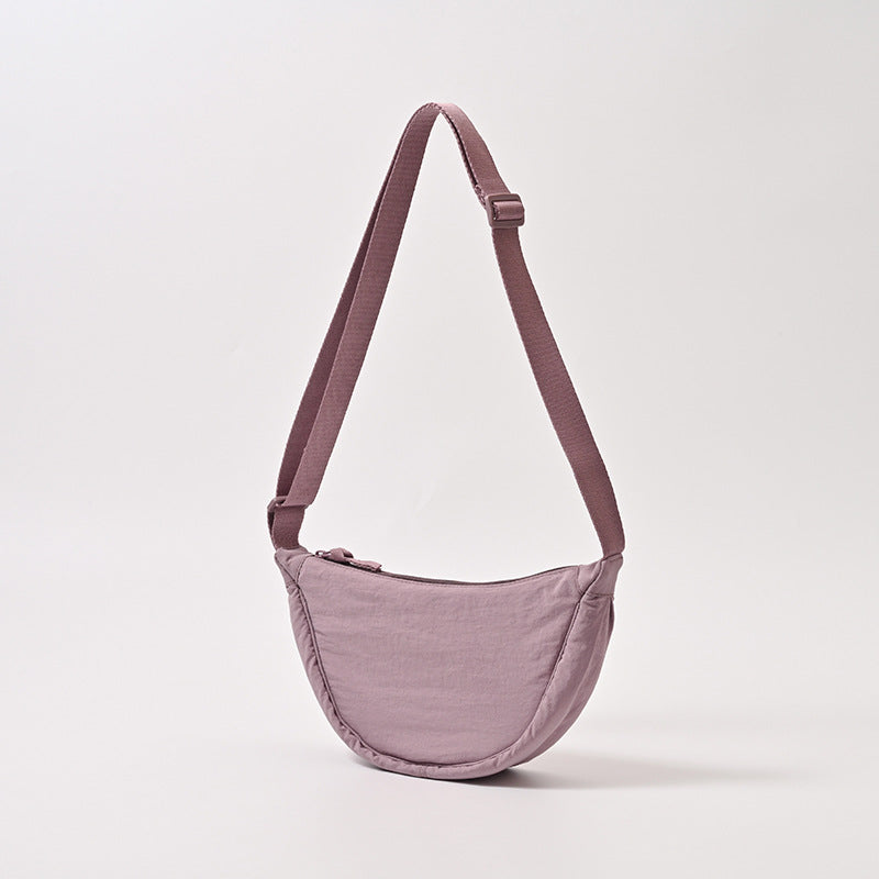 Compacte schoudertas dames, gebogen model met verstelbare riem. Een trendy alledaags accessoire.