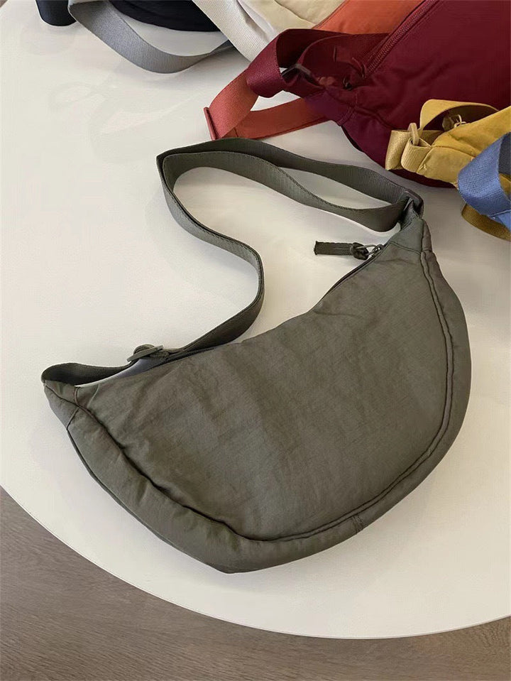 Casual dames schoudertas, gebogen design. Voorzien van een handige verstelbare riem voor comfort.