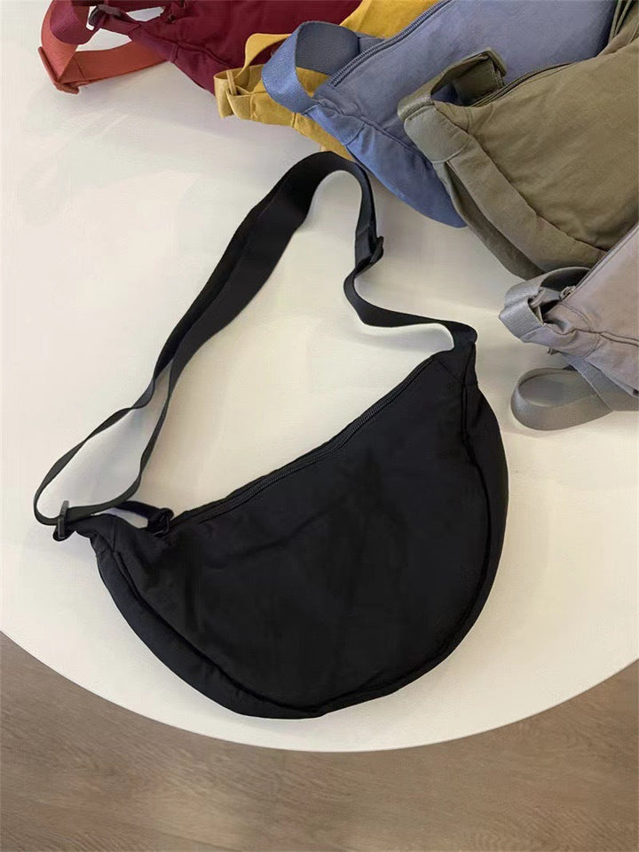 Stijlvolle gebogen tas voor dames, met verstelbare schouderriem. Geschikt voor reis en alledaags gebruik.