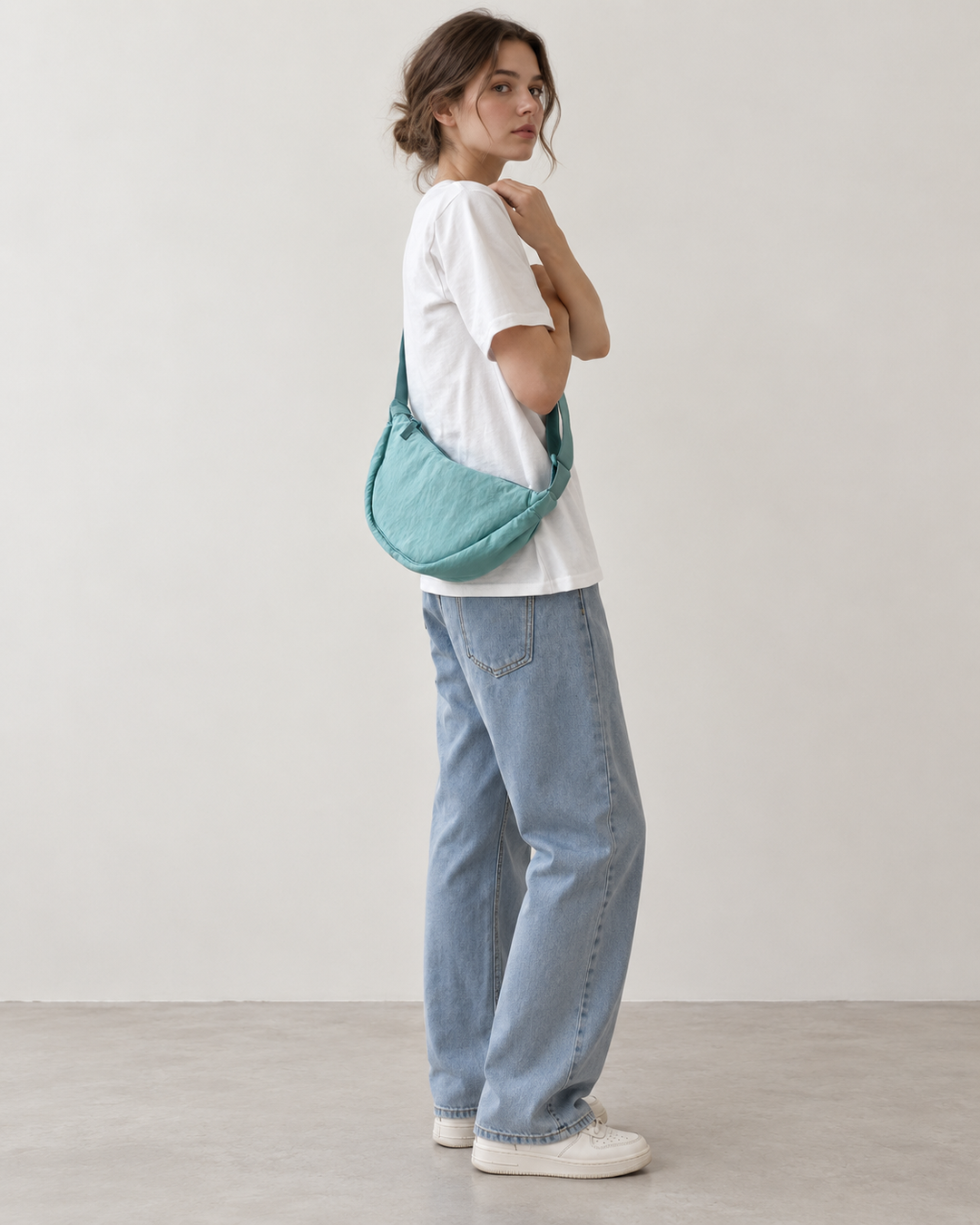 Dames schoudertas met stijlvol gebogen design en verstelbare riem. Een elegant en casual accessoire.