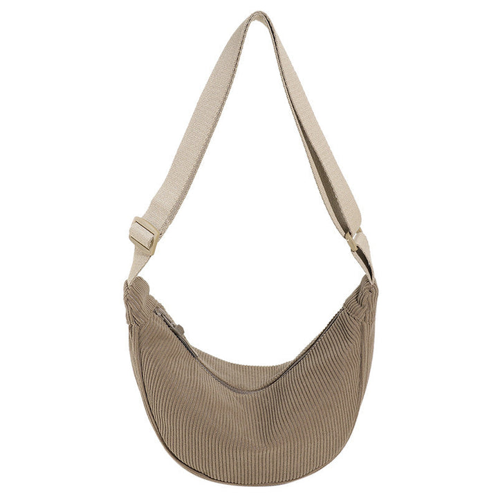 Moderne compacte dames schoudertas, halve maan model met geribbelde afwerking. Trendy mode item.