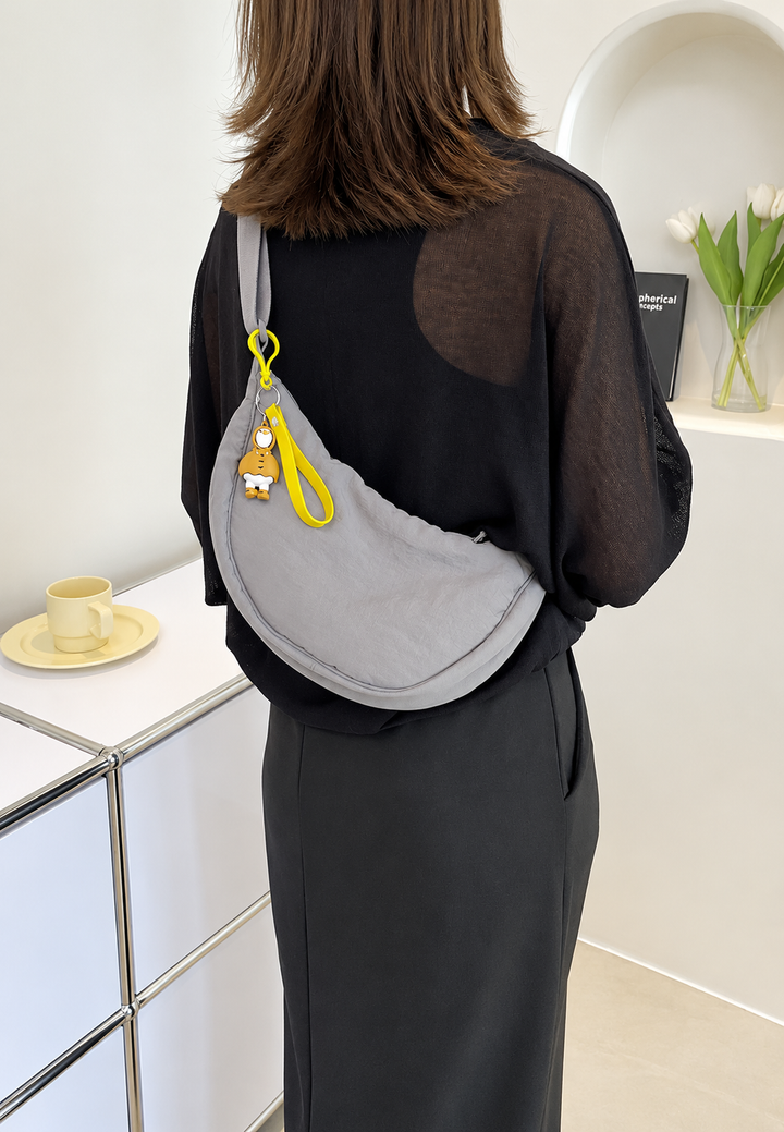Comfortabele dames halvemaan tas in nylon, met flexibele verstelbare schouderriem.