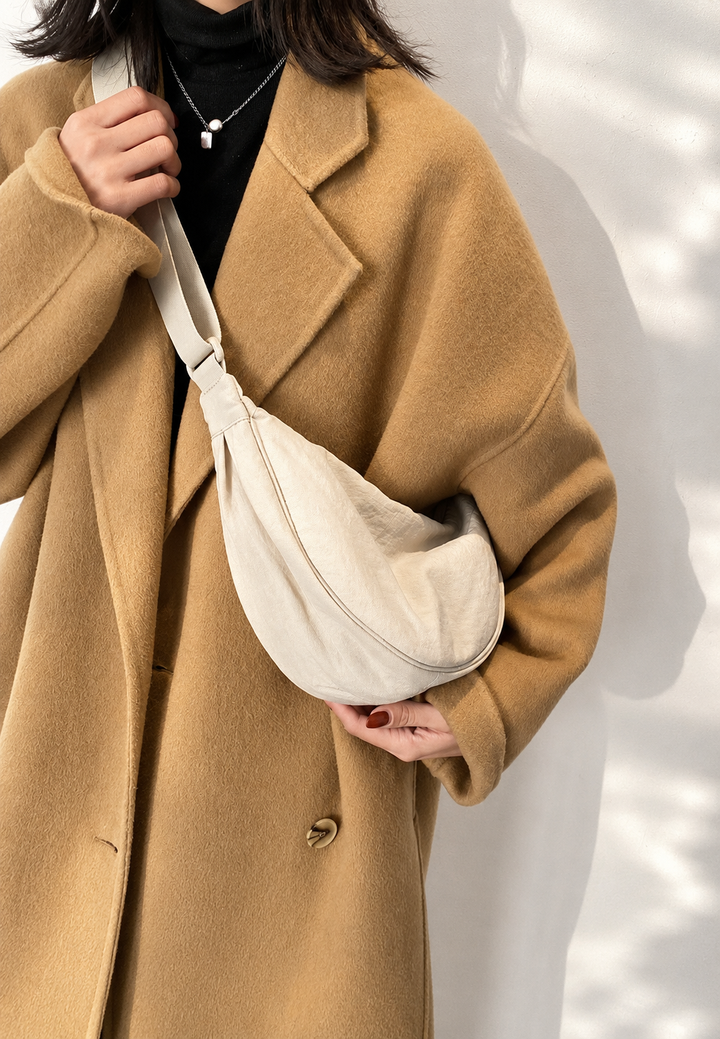 Veelzijdige dames halvemaan tas, gemaakt van sterk nylon, met verstelbare schouderriem.