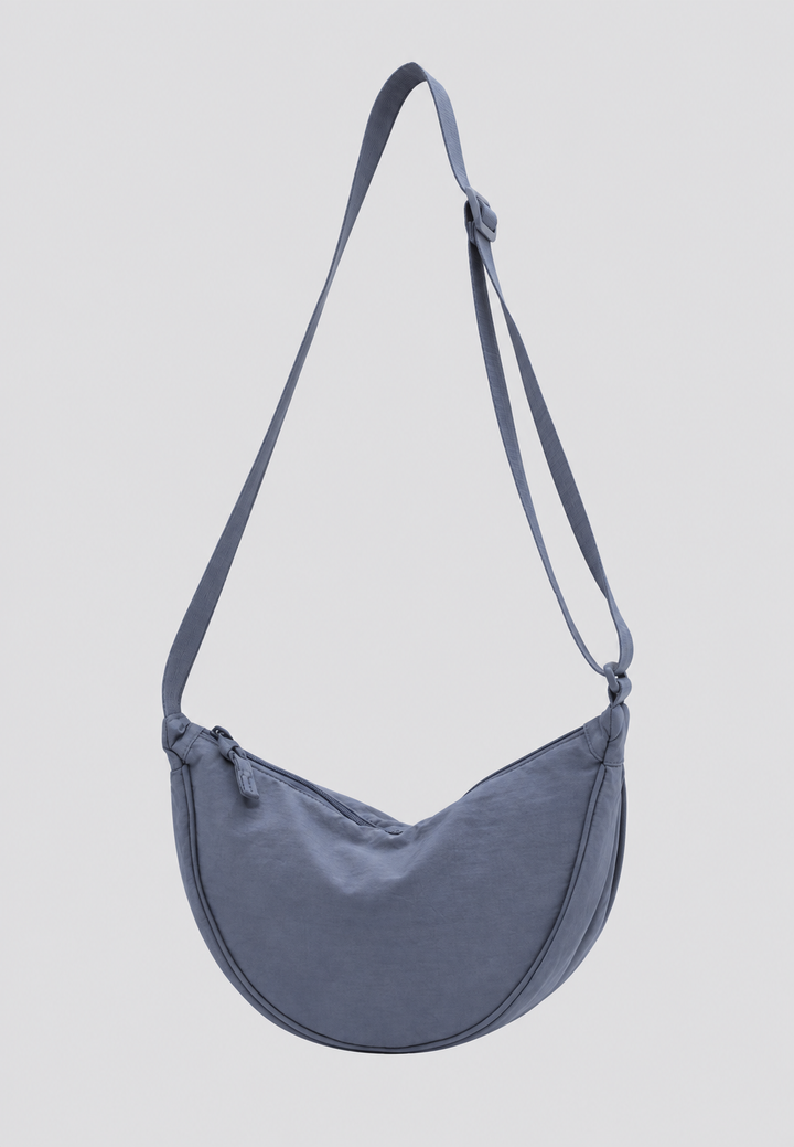 Trendy damesmode accessoire: nylon halvemaan schoudertas met verstelbare riem.