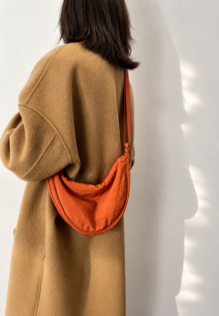 Modieuze halvemaan tas voor dames, gemaakt van duurzaam nylon met verstelbare schouderriem.