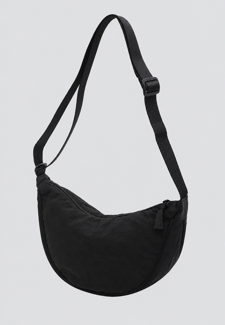 Trendy dames schoudertas: nylon, halvemaan design, met praktische verstelbare riem.