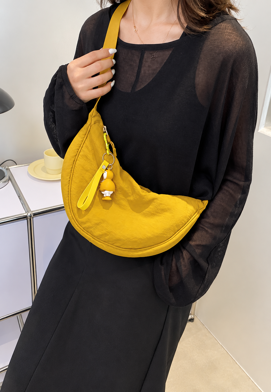 Stijlvolle nylon handtas voor dames, halvemaan model, veelzijdig door verstelbare riem.