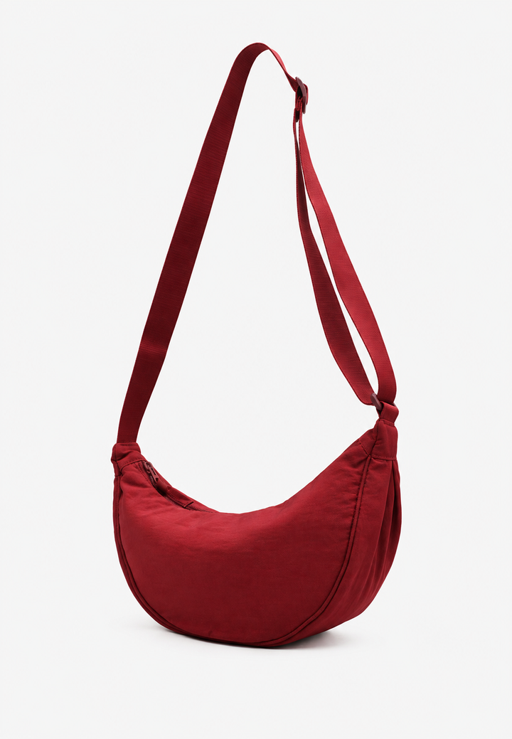 Essentiële dames mode: nylon halvemaan schoudertas met aanpasbare riem.