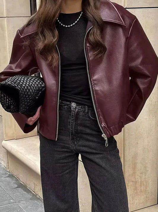 "Bordeauxrode leren damesjas, elegant en edgy, met zilverkleurige details en getailleerde pasvorm voor een stijlvolle look."