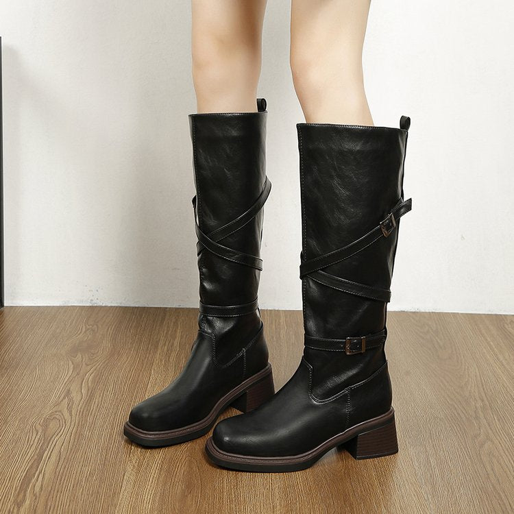 Stijlvolle zwarte dameslaarzen met gespen, hoge plateauzool en blokhak. Ideaal voor een trendy, stoere look.