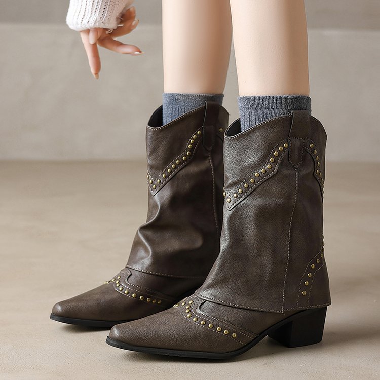 Stijlvolle halflange dameslaarzen met studs en blokhak, een trendy item in jouw damesschoenen collectie.