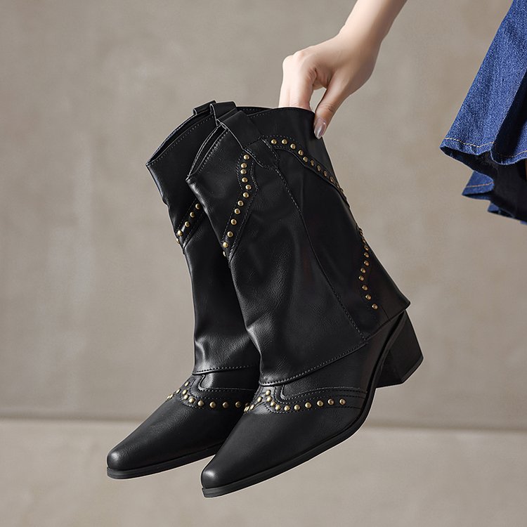 Halflange dames cowboylaarzen met studs, puntneus en stevige blokhak in authentieke western stijl.