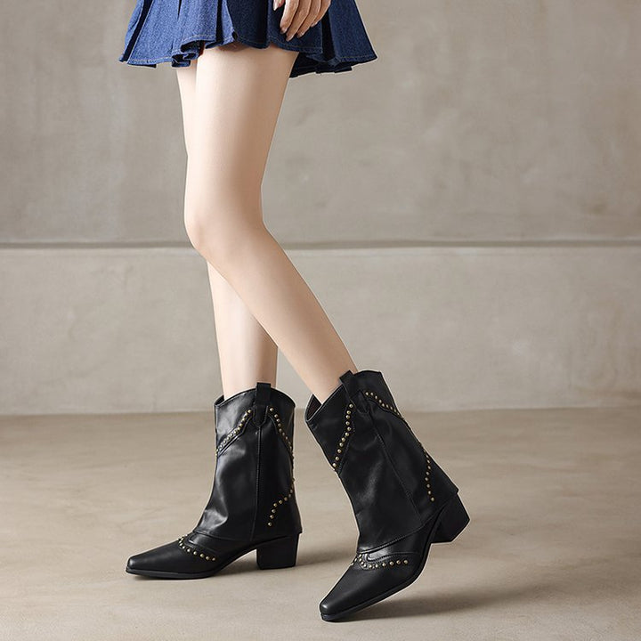 Elegante halflange dameslaarzen met comfortabele blokhak en studs, perfect voor herfst/winter mode.