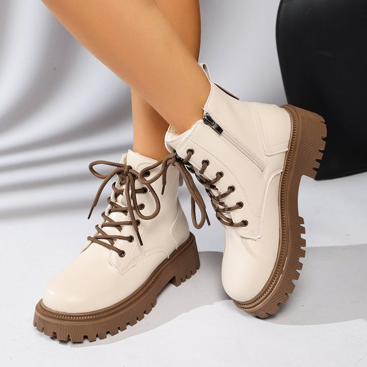 Beige dames enkellaarsjes met veters, robuuste trackzool en rits, ideaal voor herfst/winter mode.