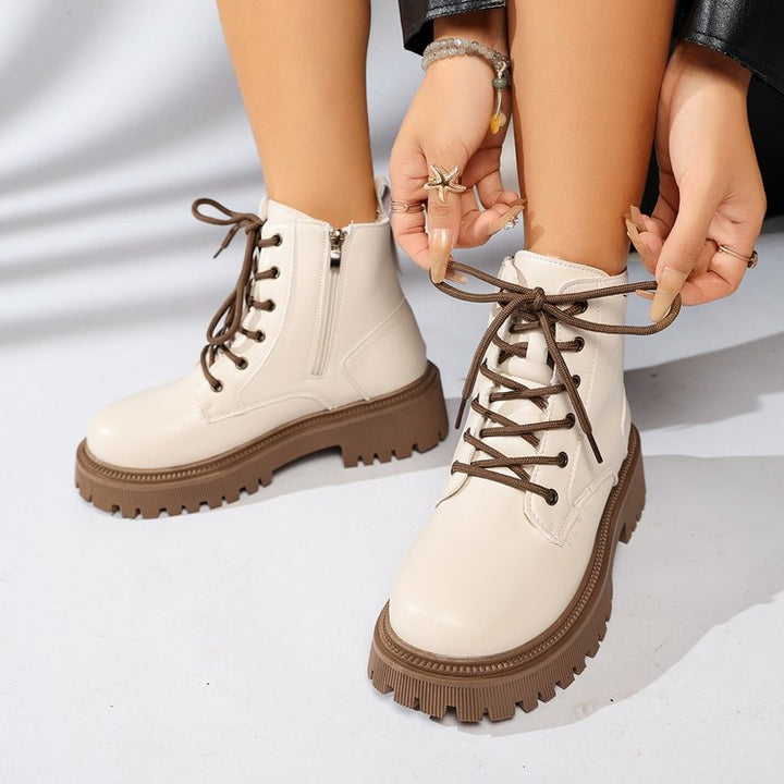 Robuuste beige dames enkellaarsjes met stoere trackzool, perfect voor winterse dagen. Comfortabel en stijlvol.