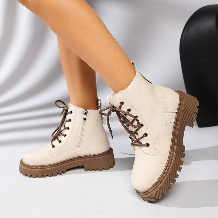 Stijlvolle beige enkellaarsjes voor dames, met veters en trackzool, geschikt voor herfst- en wintermode.