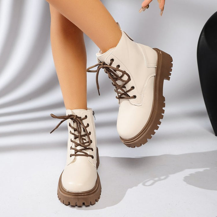 Comfortabele en trendy beige dames enkellaarsjes met veters, rits en robuuste trackzool voor dagelijks gebruik.