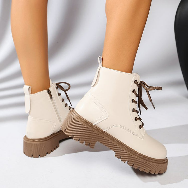 Beige dames enkellaarsjes: veters, robuuste trackzool en rits. Trendy schoenen voor herfst/winter.