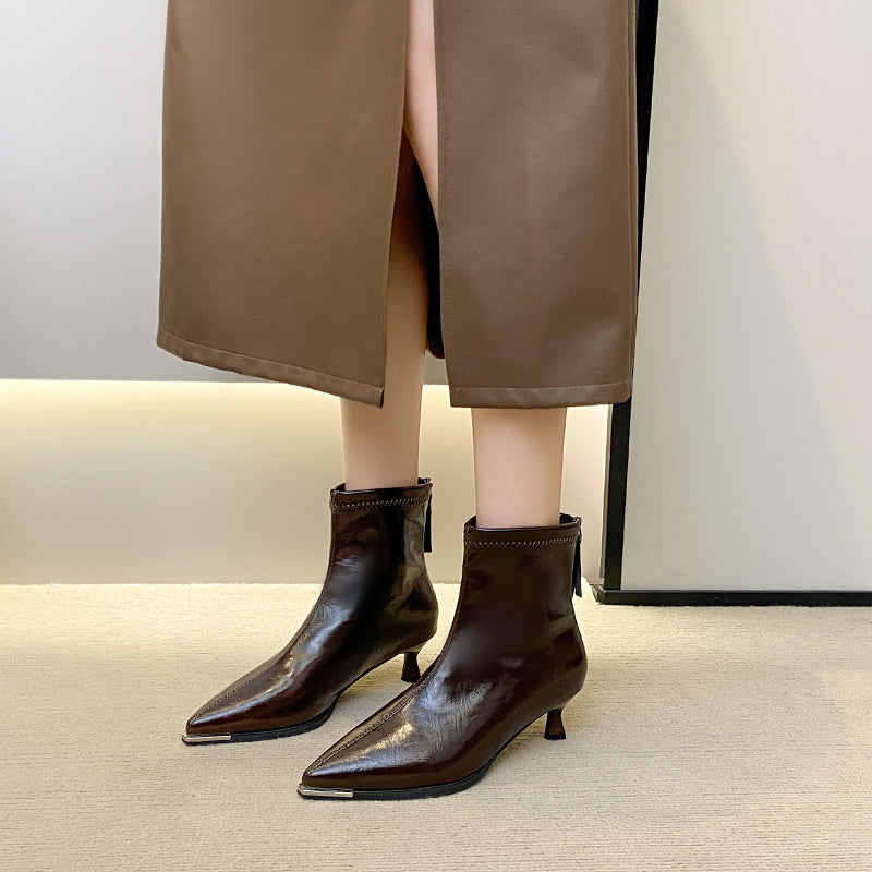 Elegante dames enkellaarsjes koffiekleur, met spitse neus en naaldhak. Ideaal voor najaar en winter fashion.