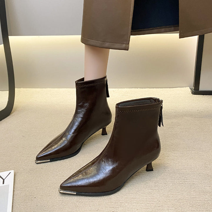 Stijlvolle dames enkellaarsjes met hoge naaldhak en spitse neus. Perfecte fashion schoenen voor de winter.