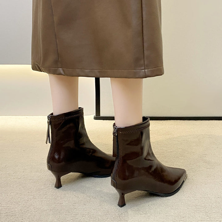 Modieuze dames enkellaarsjes met naaldhak. Trendy design met spitse neus, geschikt voor elegante winter outfits.