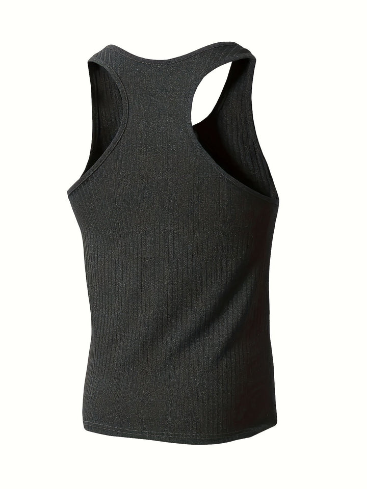 Trendy heren tanktop gebreid met streepjes, perfect voor casual outfits.