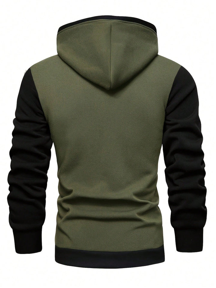 Grijze heren hoodie met groene kleurenblokken, sportieve en comfortabele trui voor mannen.