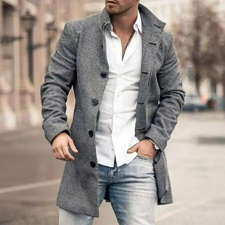 Man draagt de tijdloze Brett herenjas, een stijlvolle en veelzijdige jas voor elke gelegenheid en outfit.