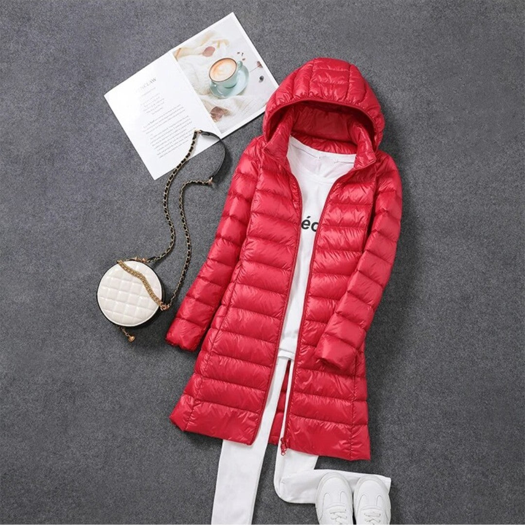 Roze lange dames winterjas Daisy, stijlvol en comfortabel, perfect voor dagelijkse elegantie.