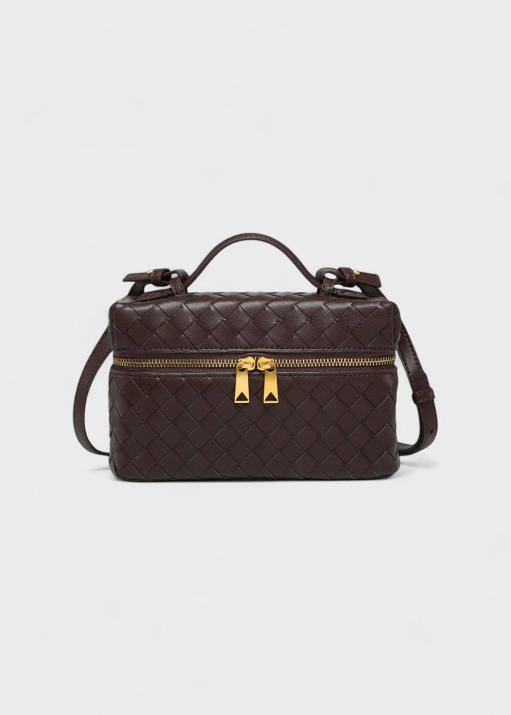 Gouden details en gevlochten patroon van deze stijve dames schoudertas, een luxe en modieuze keuze.