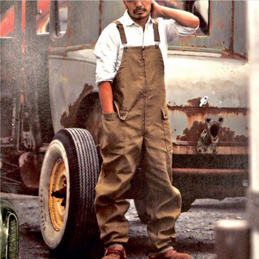 "Bruine cargo overall voor mannen met zijzakken, comfortabele pasvorm en ademend materiaal, perfect voor zomer en werk."