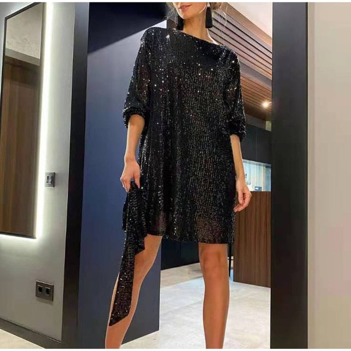 Korte zwarte damesjurk met glitters en ceintuur, elegante feestkleding voor avonden.