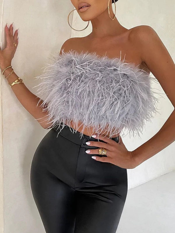 Dames boho bandeau top Luna met verendetail; perfecte strapless zomerkleding voor festivals en strand.