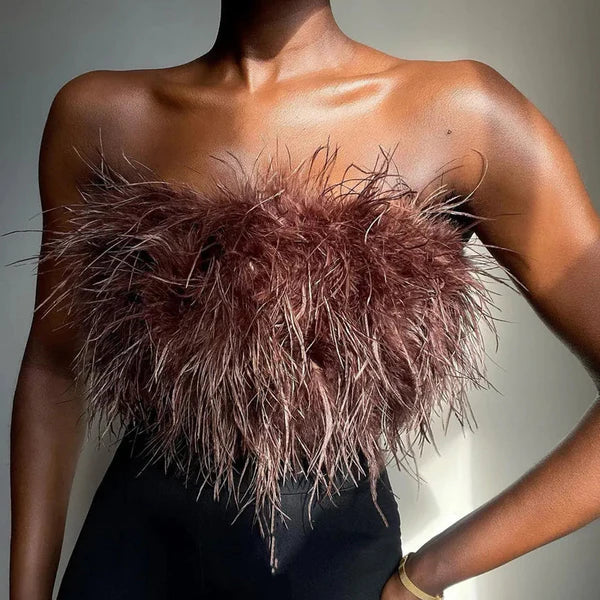 Gedetailleerde close-up van dames boho bandeau top met verendetail, strapless en modieus voor zomer.