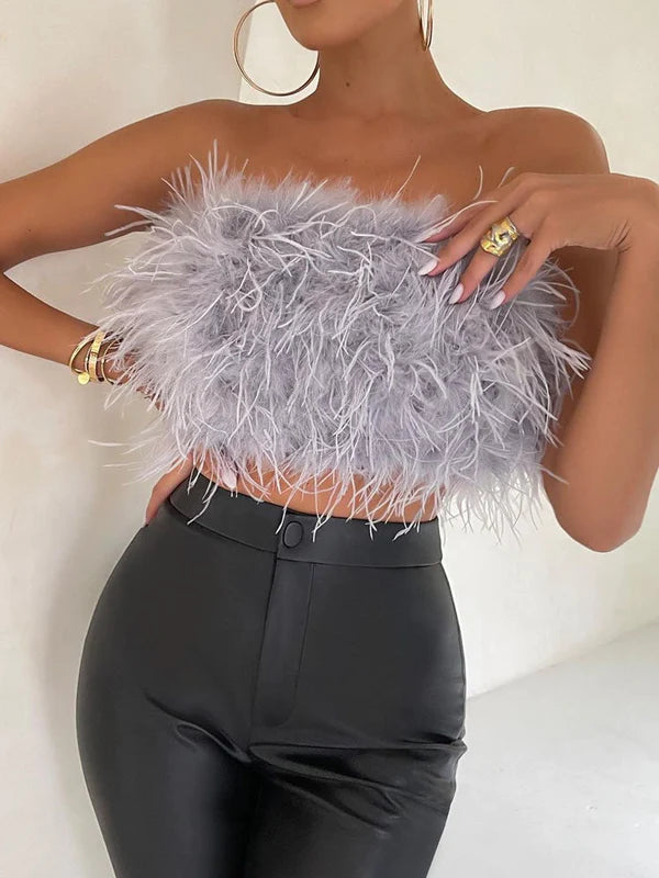 Modieuze zomer bandeau top met verendetail, comfortabel voor strand en festival; must-have dames top.