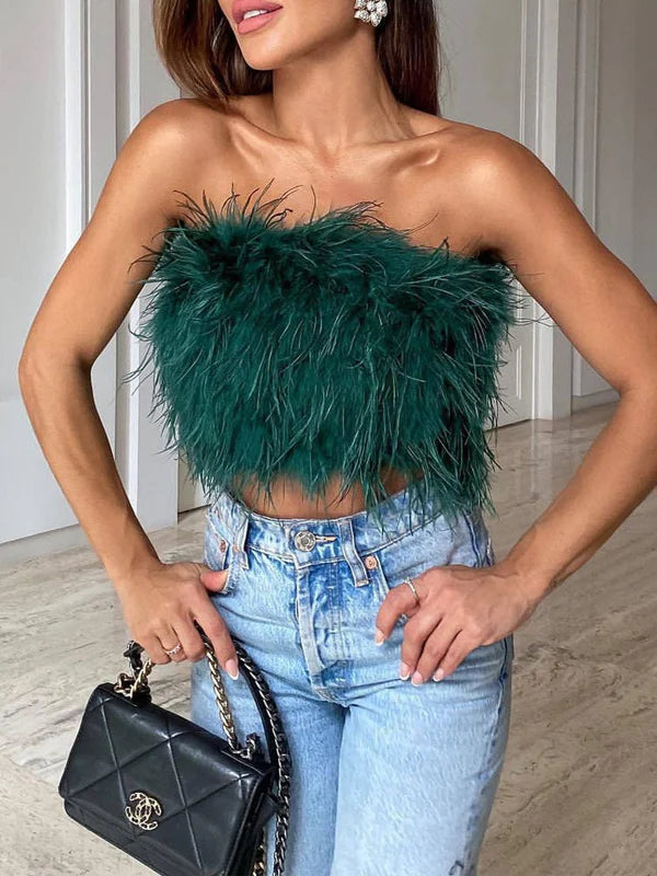 Veelzijdige dames strapless top met boho verendetail; geschikt voor strandmode en festival kleding.