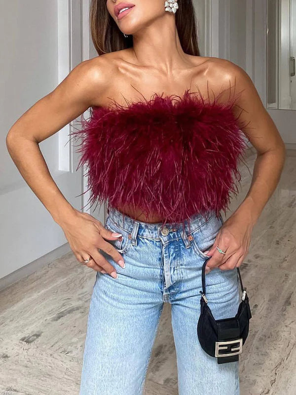 Maak een statement met deze trendy dames bandeau top, boho stijl met verendetail voor festivals.