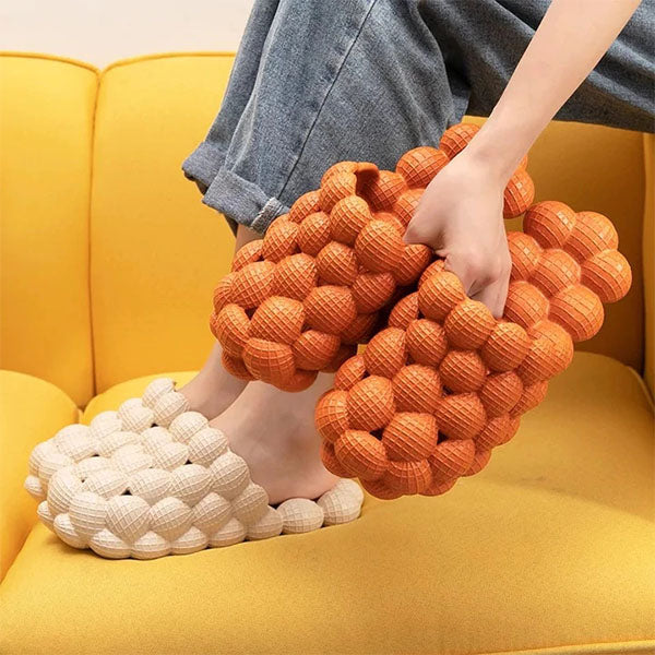 Zachte, comfortabele bubbel slippers met masserend effect; perfect voor huiselijk voetcomfort.