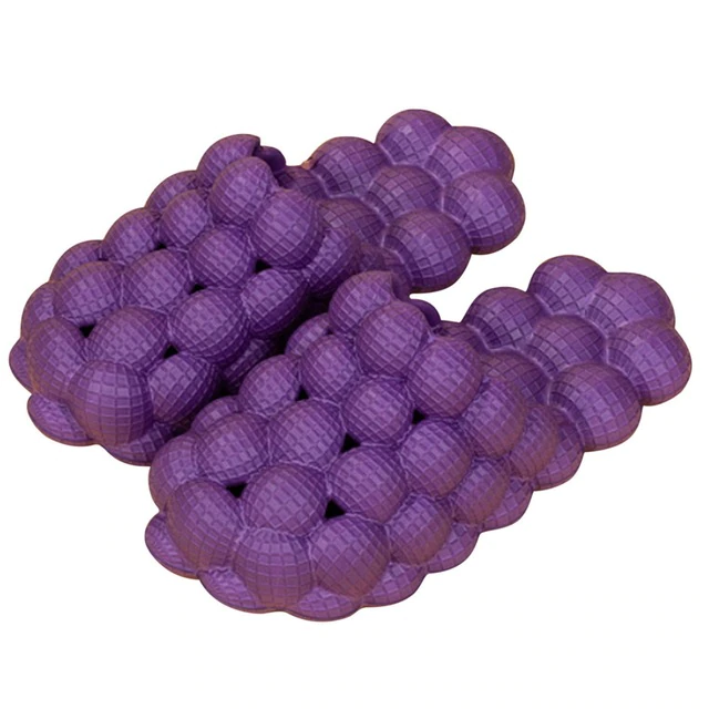 Veelzijdige unisex bubbel slippers; comfortabel voor binnen, buiten en een veilige badkamer.