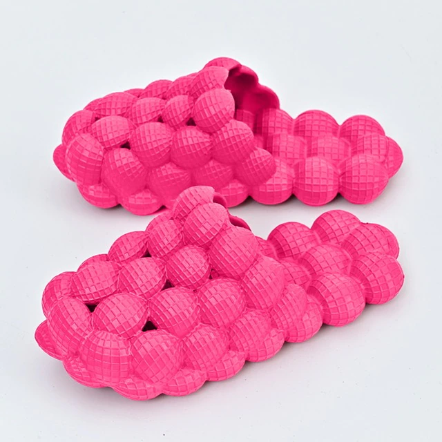 Comfortabele unisex bubbel slippers voor thuis; bieden ontspanning en ondersteuning aan de voeten.